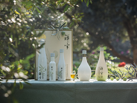 祥宇特級(jí)初榨橄欖油，純手工采摘、精選優(yōu)質(zhì)油橄欖鮮果，用意大利貝亞雷斯全自動(dòng)設(shè)備物理冷榨工藝，在鮮果采摘后8小時(shí)內(nèi)限時(shí)鮮榨而成。